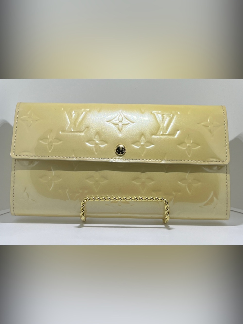 Louis Vuitton
Monogram Vernis Vernis Patent Leather Sarah Wallet